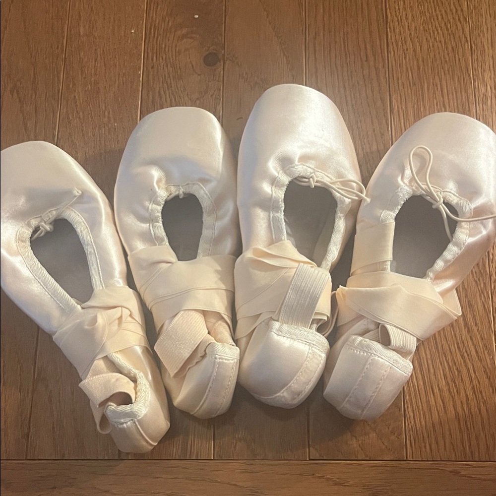 Bloch Satin Ballet Pointe shoes in Pale Cream